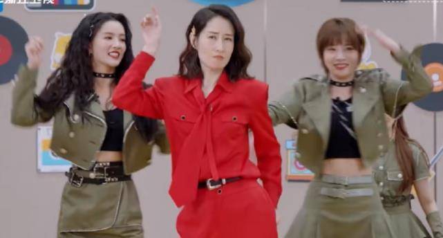 在综艺节目中,刘敏涛与刚出道不久的硬糖少女303同台跳舞,在一个小小