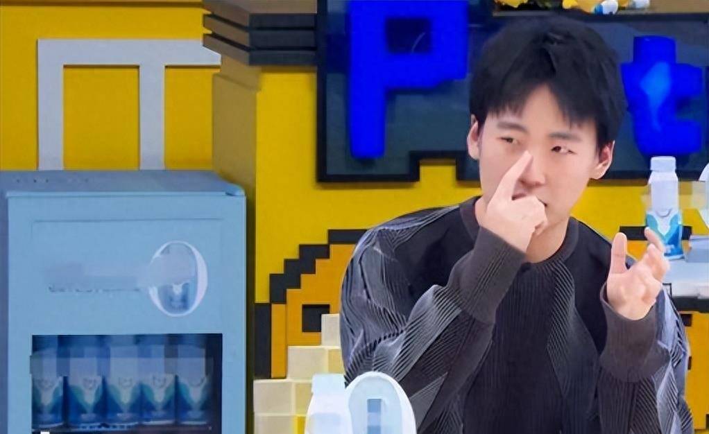 一阵疼痛过后,郭麒麟差点以为自己要瞎了,幸好这是一个错误.