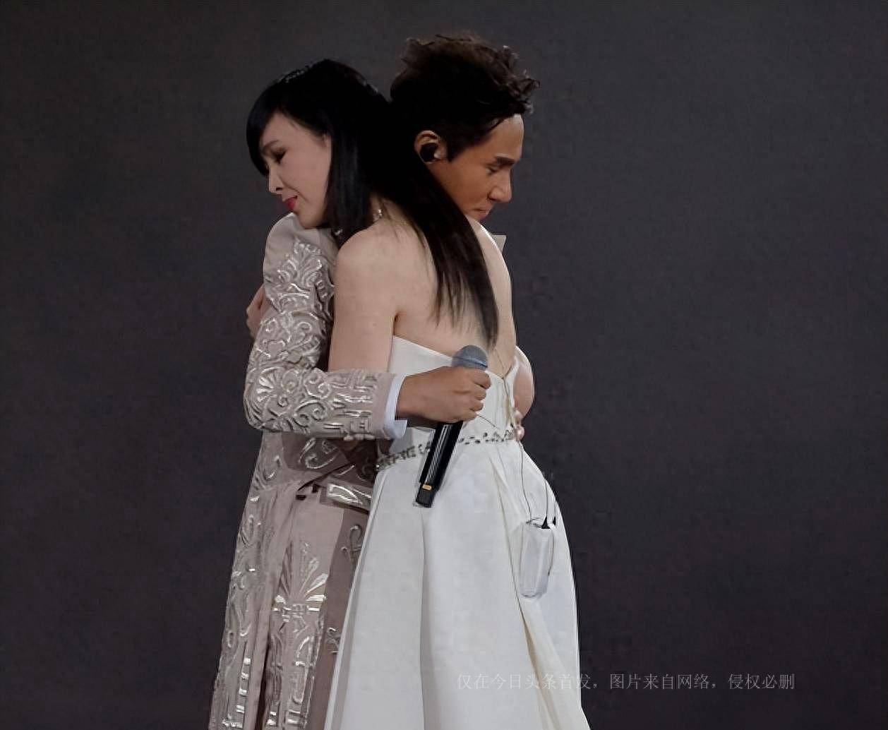 55岁周慧敏与男星亲密拥抱,穿抹身材裙大秀身材白到发光仍似少女