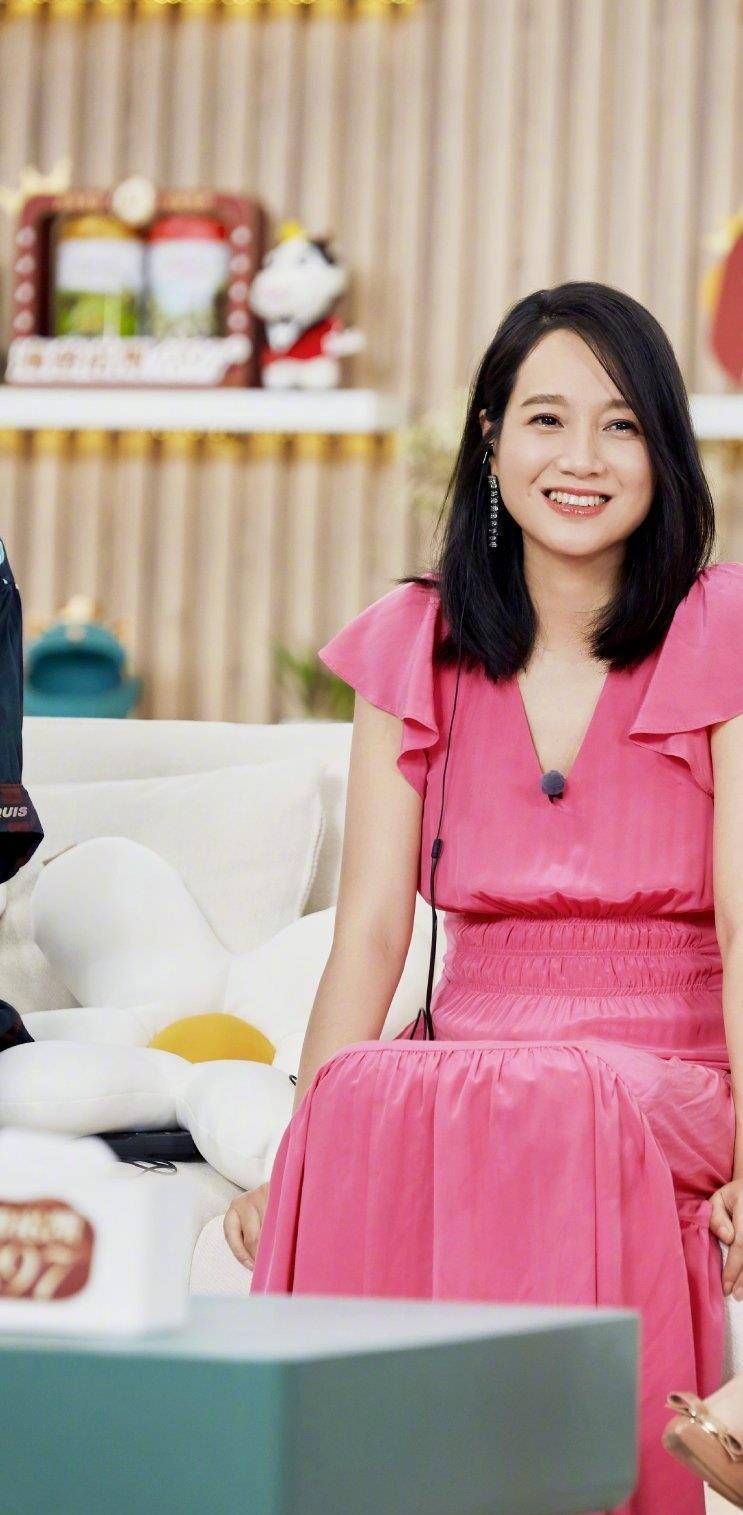 朱丹挺七个月大孕肚坚持做出镜到深夜,面容憔悴腰酸坐不住,自称:习惯