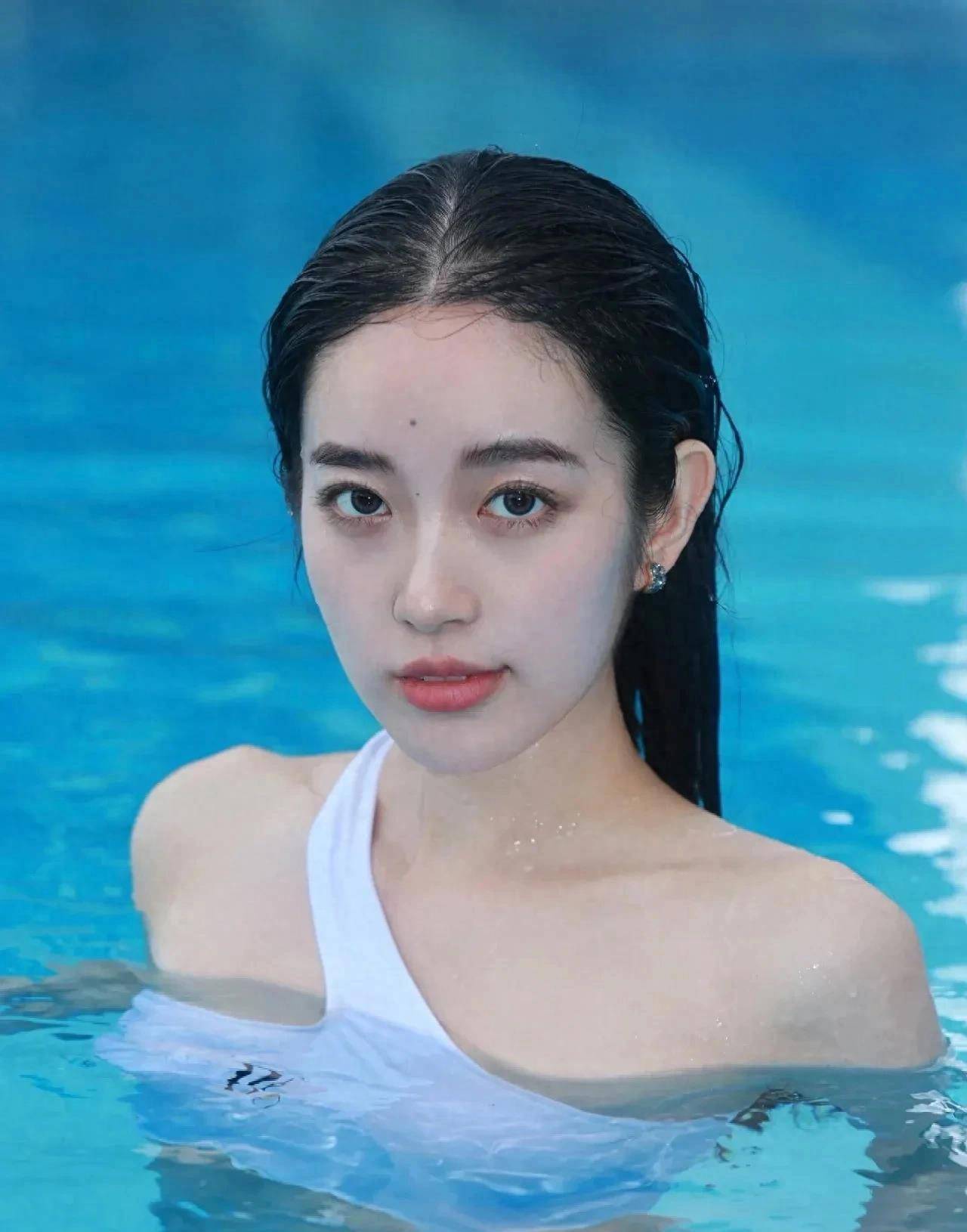 芙蓉花从清澈的水中绽放,美女身穿镂空比基尼化淡妆_生活_泳池_时尚