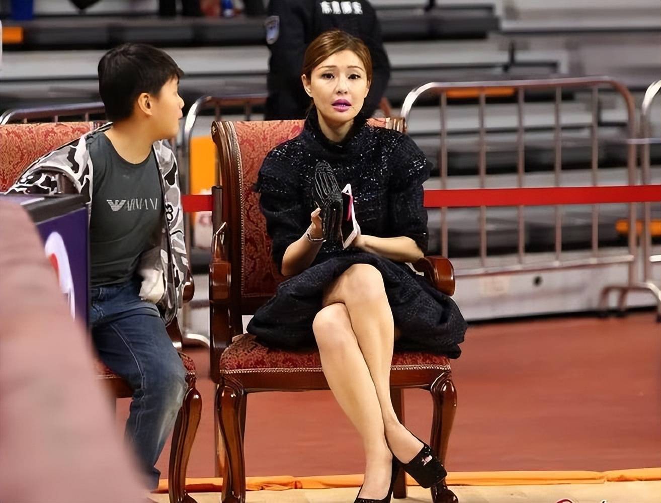 总之,广东宏远篮球俱乐部老板娘吴迪在中国香港参加体育文化合作签约