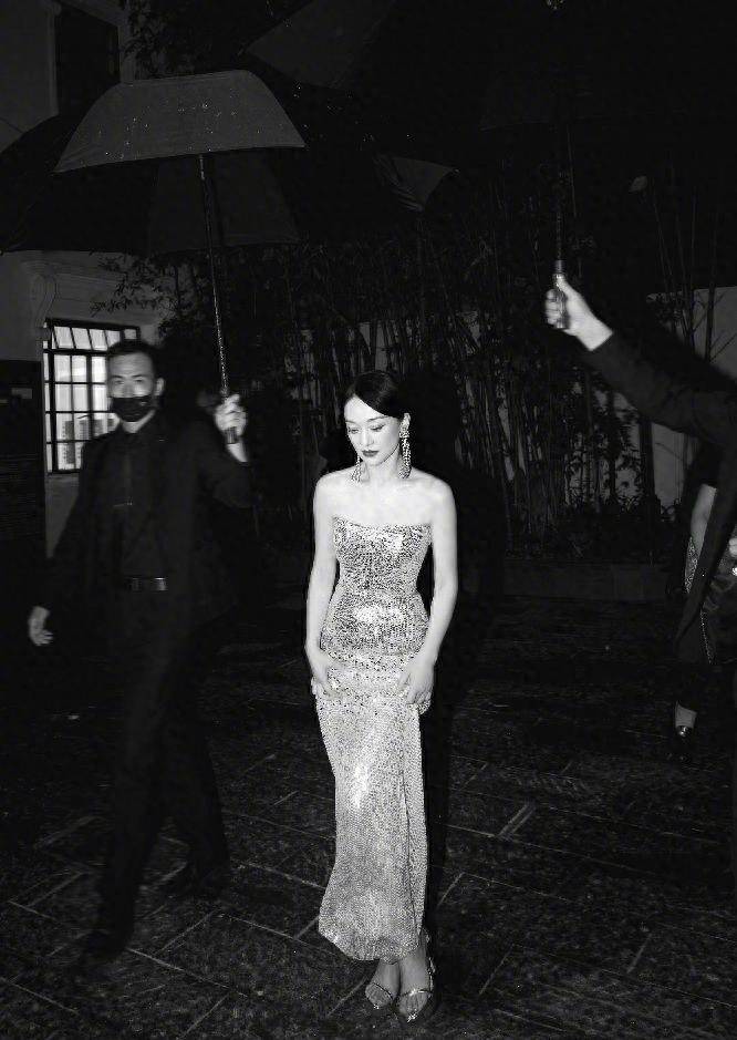 周迅胆真大,斑马纹长发搭配粉色眼妆好野,真不愧自信的周公子_时尚