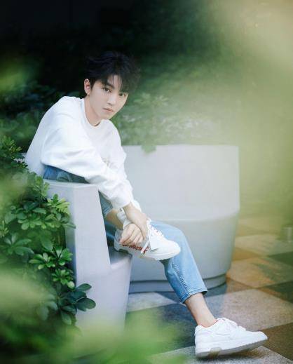 王俊凯微博发了一组写真,网友:这谁家的小可爱,太帅了吧_身材_宝贝_凯