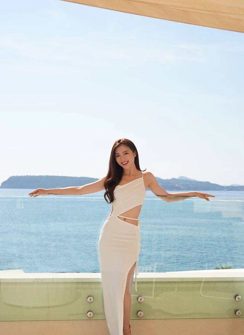 港姐亚军梁凯晴晒欧洲旅游照片,穿着蓝色露肩和露腰