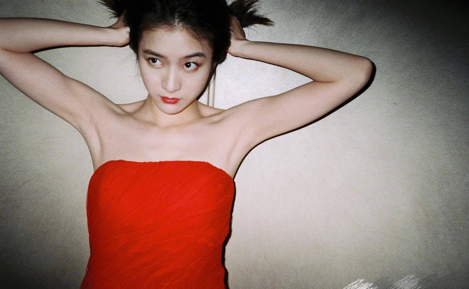 她还在个人社交账号上面上传了一组自己的写真照片,照片中,张雪迎穿了