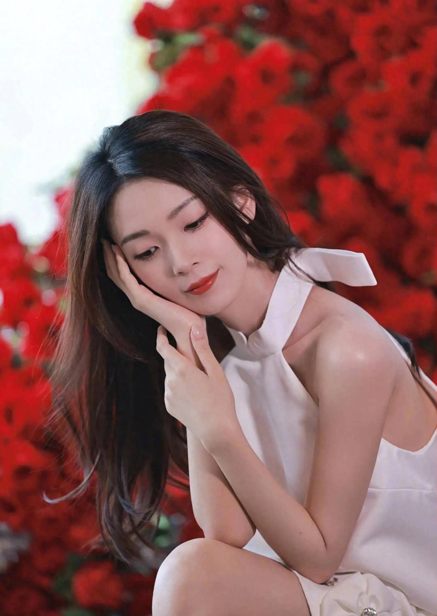 陈瑶纯白绣花连衣裙写真,鲜花配美人