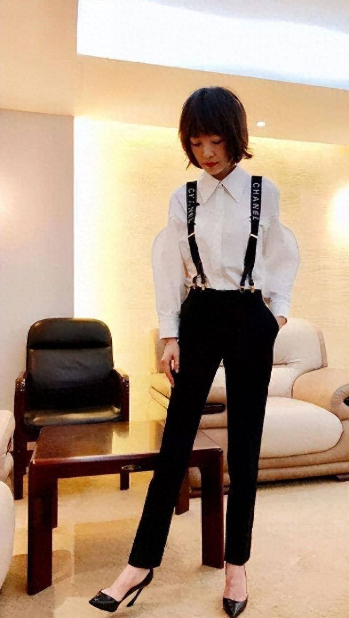 穿抹胸裙,街拍露肋骨,露胸,棒状腿_黑色_时尚_白色