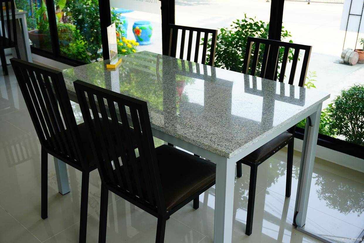 她的闺蜜家中有一张大理石餐桌,由于经常放置果汁等饮料,桌面被腐蚀得