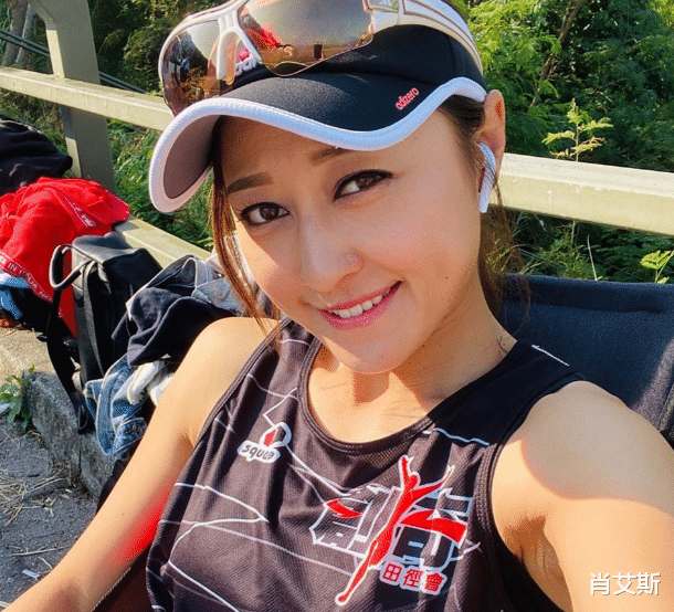 进入演艺圈后,李思雅一直不温不火,最广为人知的新闻就是跟林韦辰的