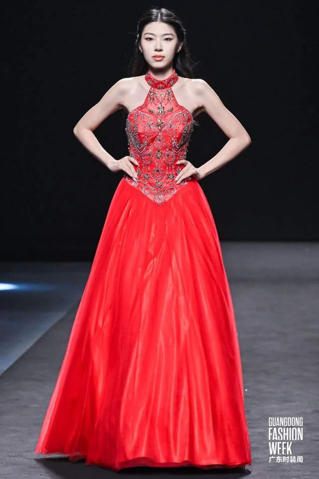 潮式时尚有多美?来潮州婚纱晚礼服基地优势服装品牌联展饱眼福