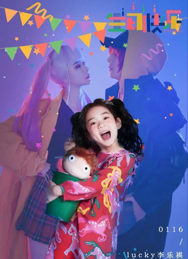 拍摄生日写真比小模特有范,和妈妈太相似_lucky_动作_造型