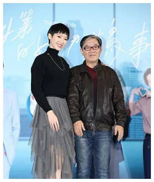 李立群和女儿一起晒太阳,天气太热,李元元调皮提起了衣服_认可_自然