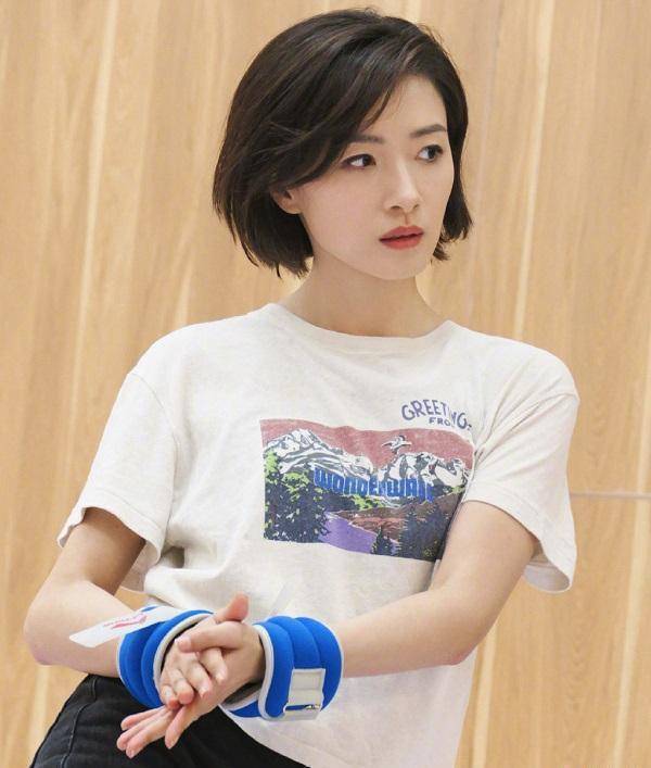 工作室曝万茜复健视频回应"假骨折",打钢板留20cm疤痕,看着都疼_病情