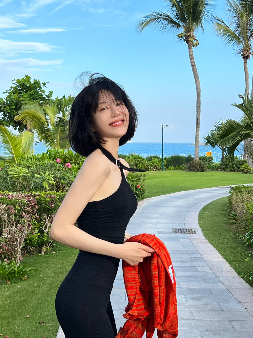 李溪芮挂脖吊带秀纸片人身材,直角肩美得像p图_时尚_紧身衣_款式