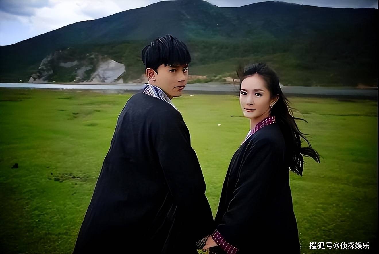 42岁谢娜晒瑜伽照,空中一字马又美又飒,纤瘦身材不像三娃辣妈_张杰