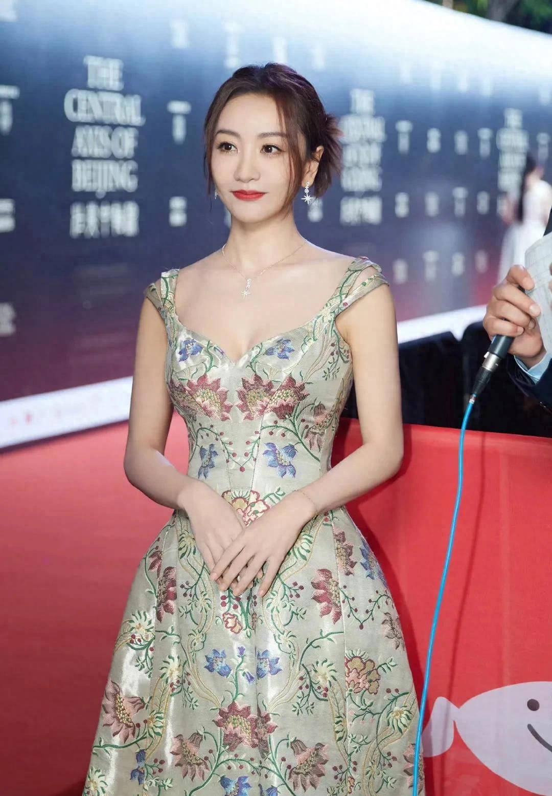 北京时装周:杨蓉,李纯,高希林娜依等6位女演员亮相红毯,谁最漂亮_演技