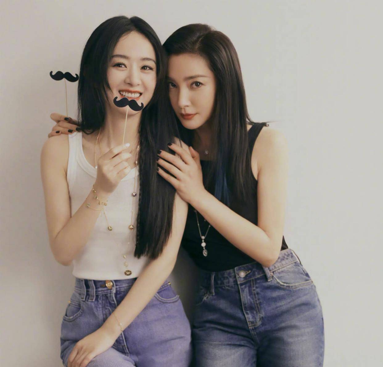 赵丽颖李冰冰手牵手拍摄封面,颖宝输了腿长胜在肤色,身材太过少女感