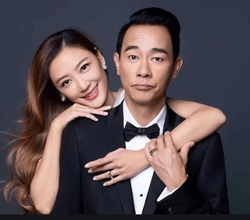 应采儿给老公应援,陈小春被夸到脸红,张智霖胡子全白唱哭袁咏仪_女子