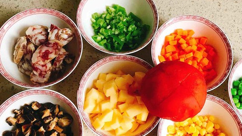 除西红柿外,所有食材都洗净沥干水分,切成小丁,西红柿用开水烫一下