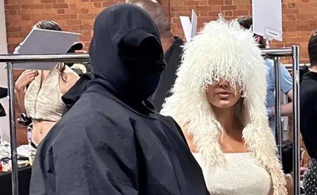 俩人蒙面遮脸,被调侃黑白双煞_时尚_妻子_网友