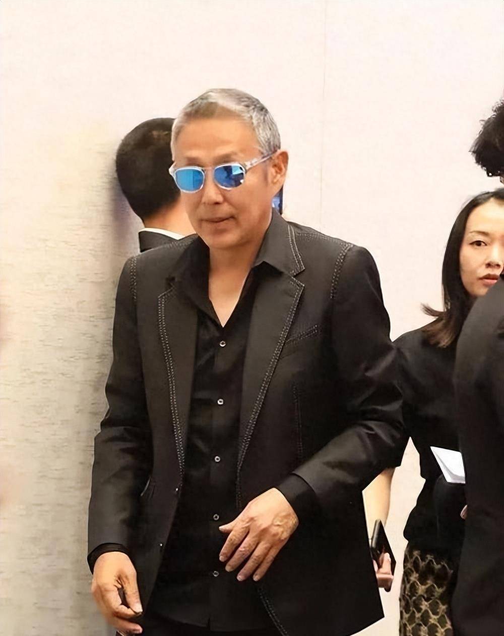 其次就是身材气质原因,70岁的陈道明身材没有发福,一直都保持健硕的