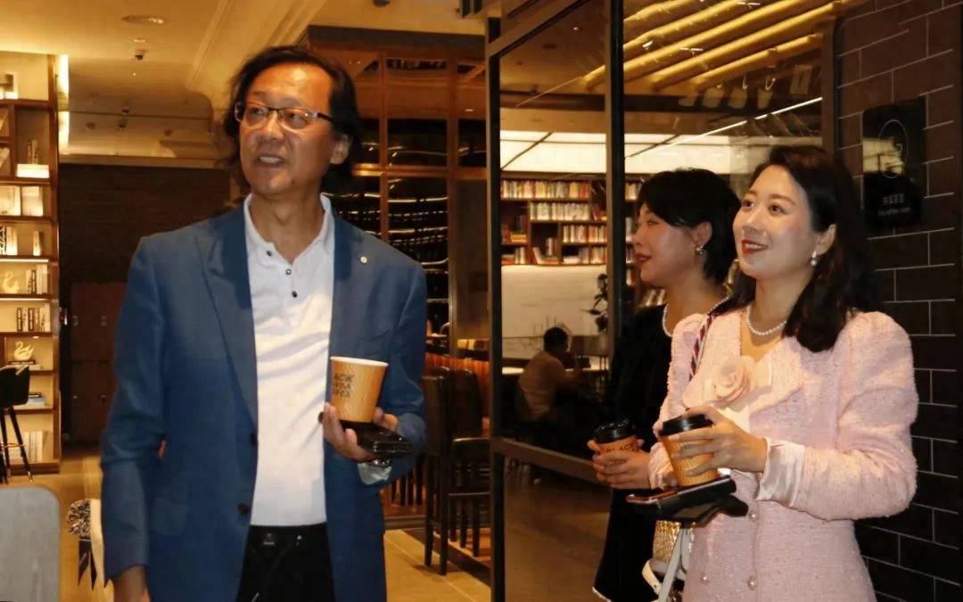 并在画展现场以水彩画为背景录制了视频号"平安尤你"节目,将陈欢老师