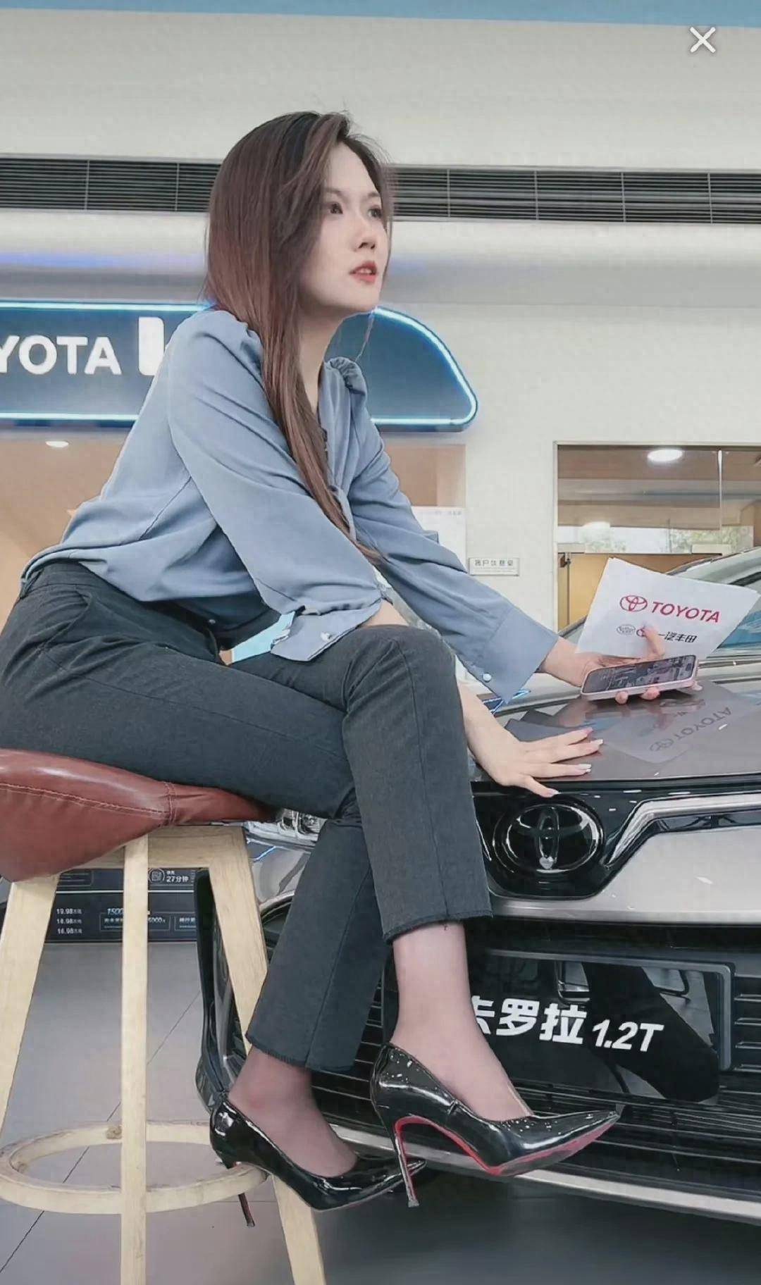 其中,鼓励美女主播拍电影的留言最多的是:宇儿,请拍一部国产电影吧!