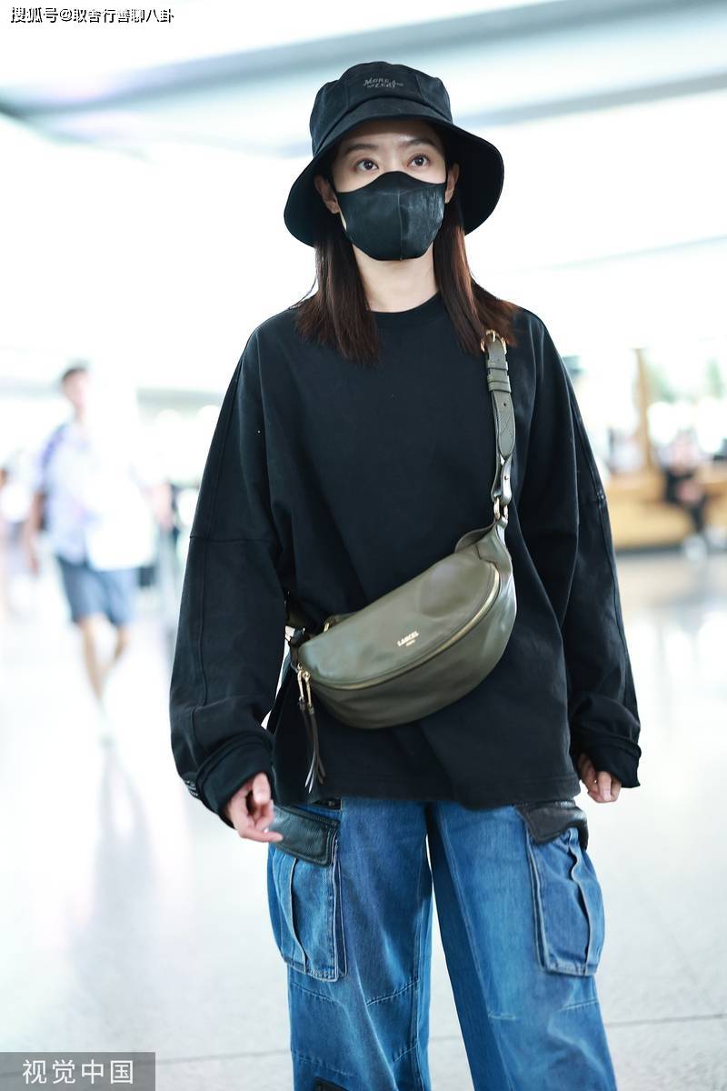 女星张小斐现身机场,黑卫衣牛仔裤休闲时髦,单手插兜自由不羁_照片