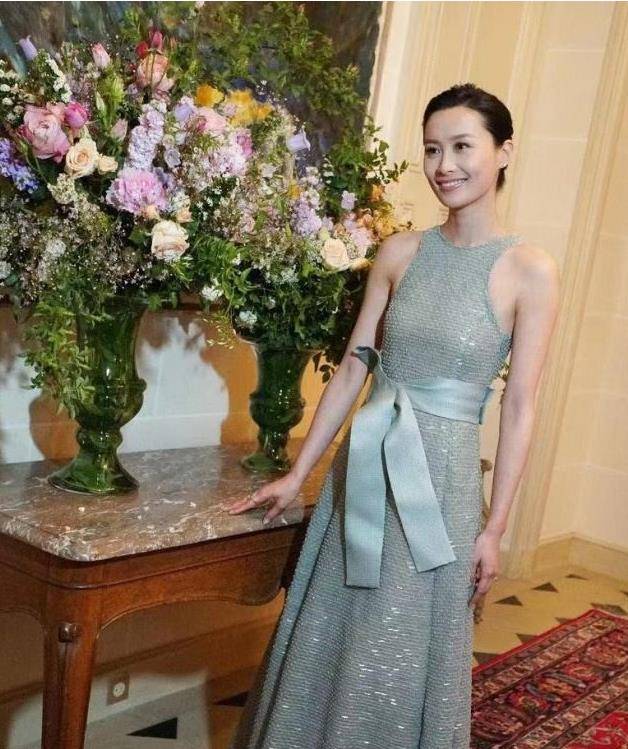 她是富家千金,选美冠军,离开豪门嫁学霸,今39岁官宣生女_陈法拉_祝福