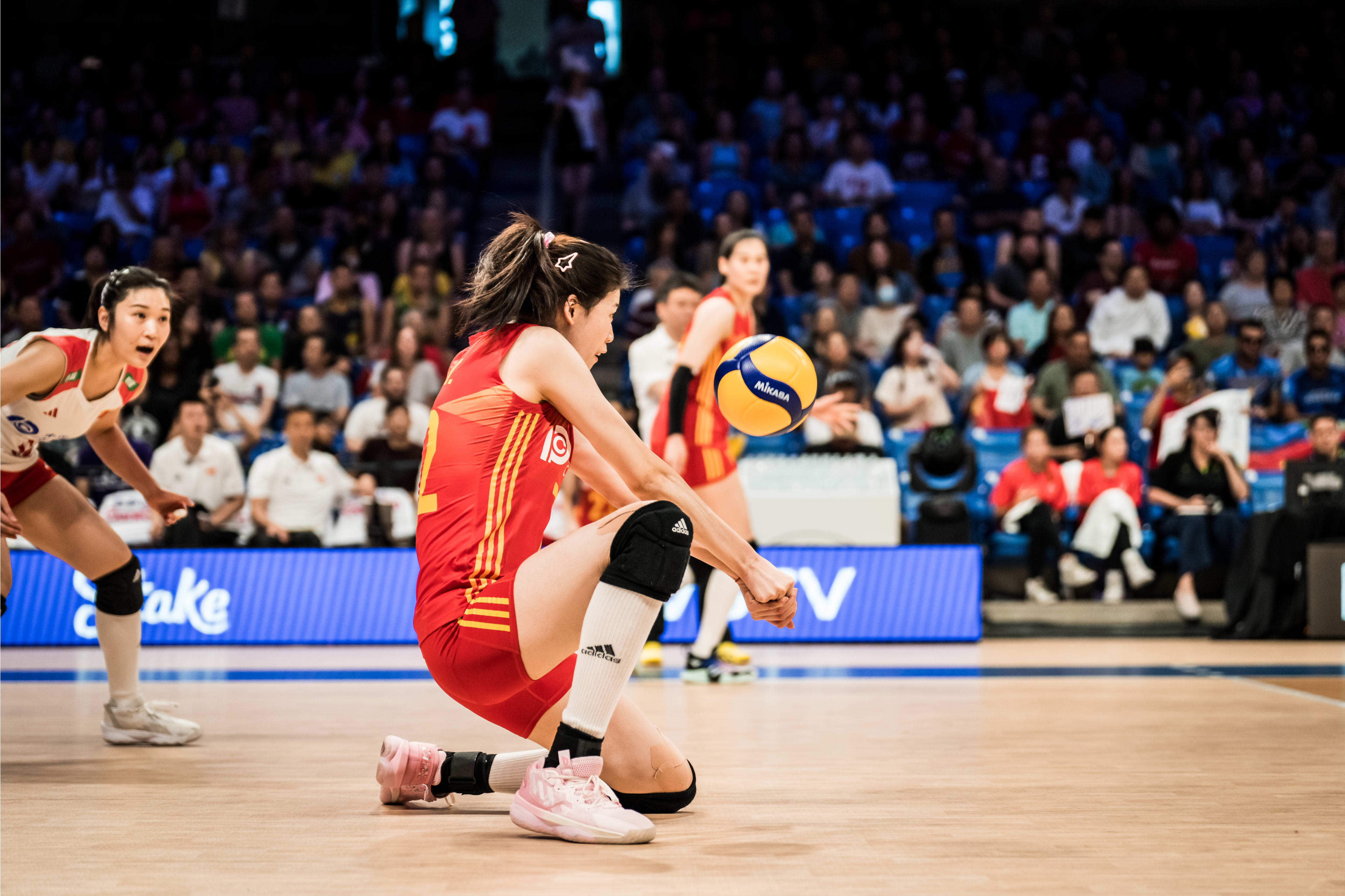 奥预赛-女排力压塞尔维亚居首 副攻双塔3局联手贡献24分_中国女排