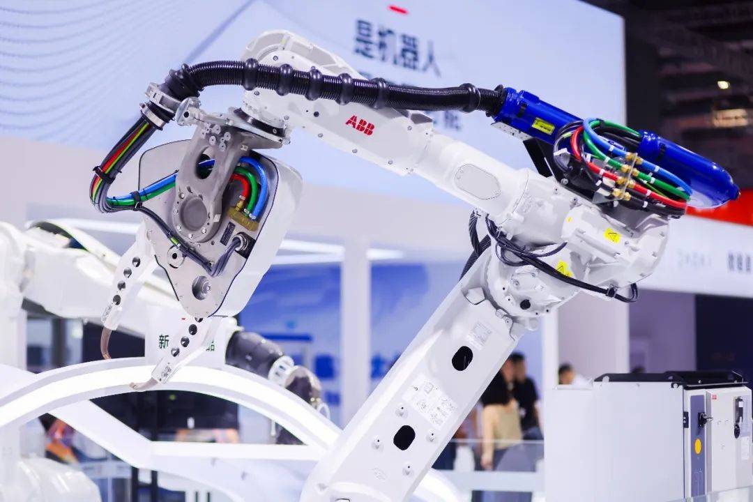 ABB携全新数字化App平台与工业级教育机器人重磅亮相工博会