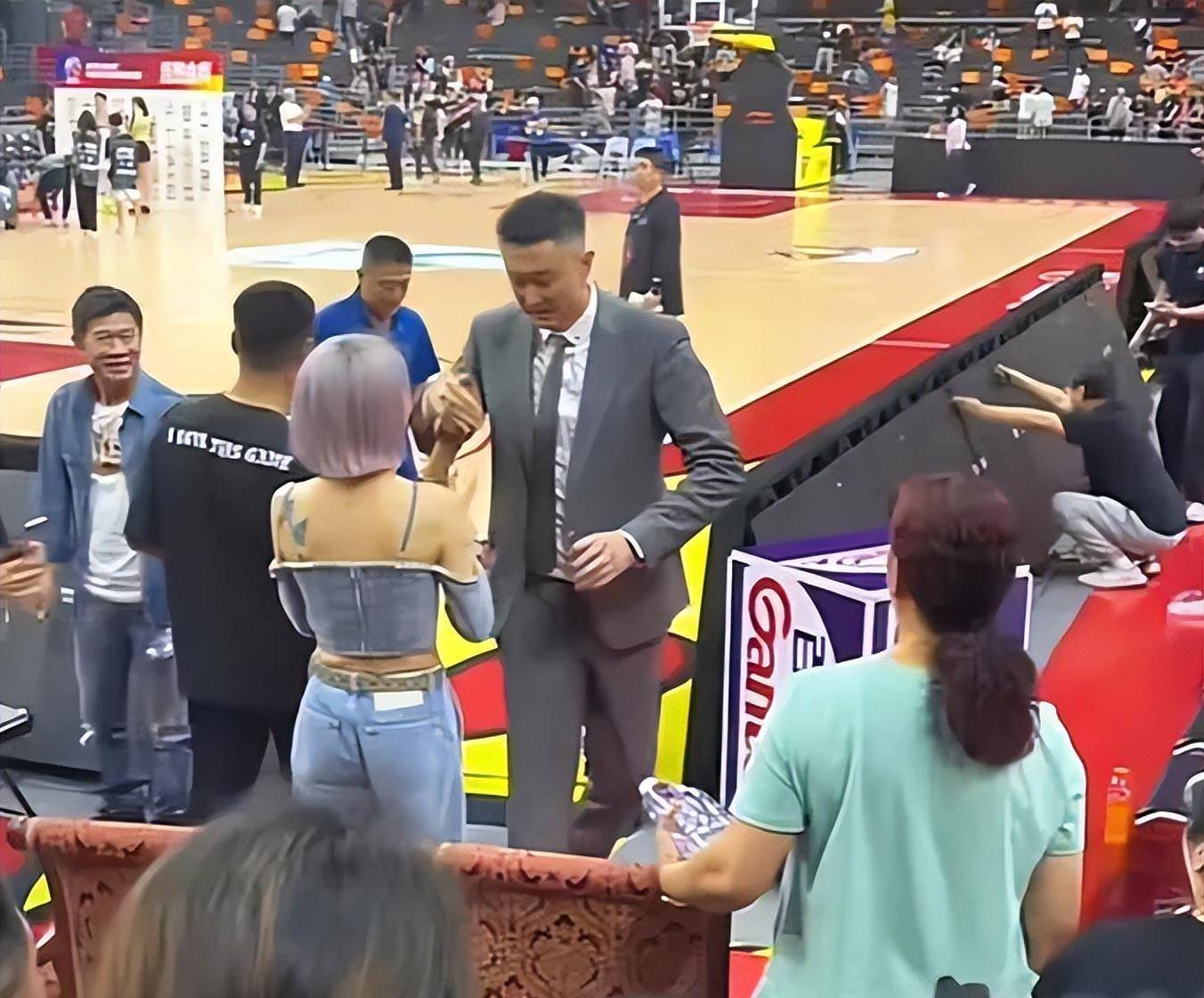 年过40似少女,后背纹身很吸睛_吴迪_易建联_运营