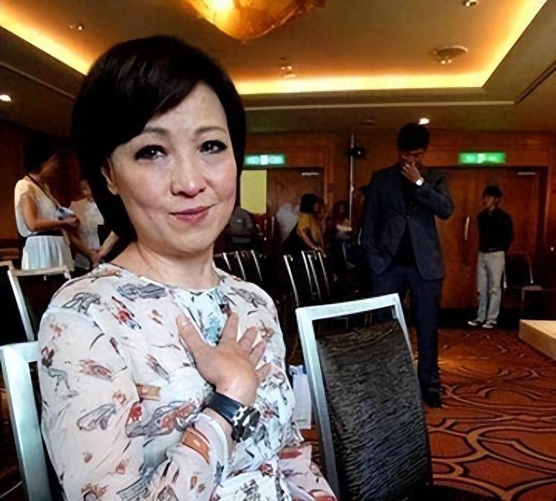 45年后,再看王美华用卑微换来的婚姻,和曾志伟分手是最好的选择_生活