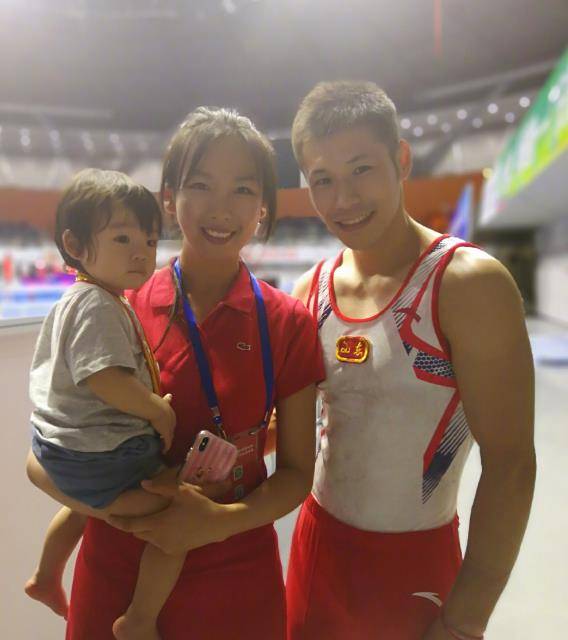 体操冠军张成龙:因长得帅被富婆追,如今身价过亿家庭美满_赵紫嫣