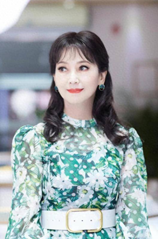 赵雅芝亲身示范:女人上了年纪,衣穿花,发烫卷,反而更优雅迷人_视觉_时