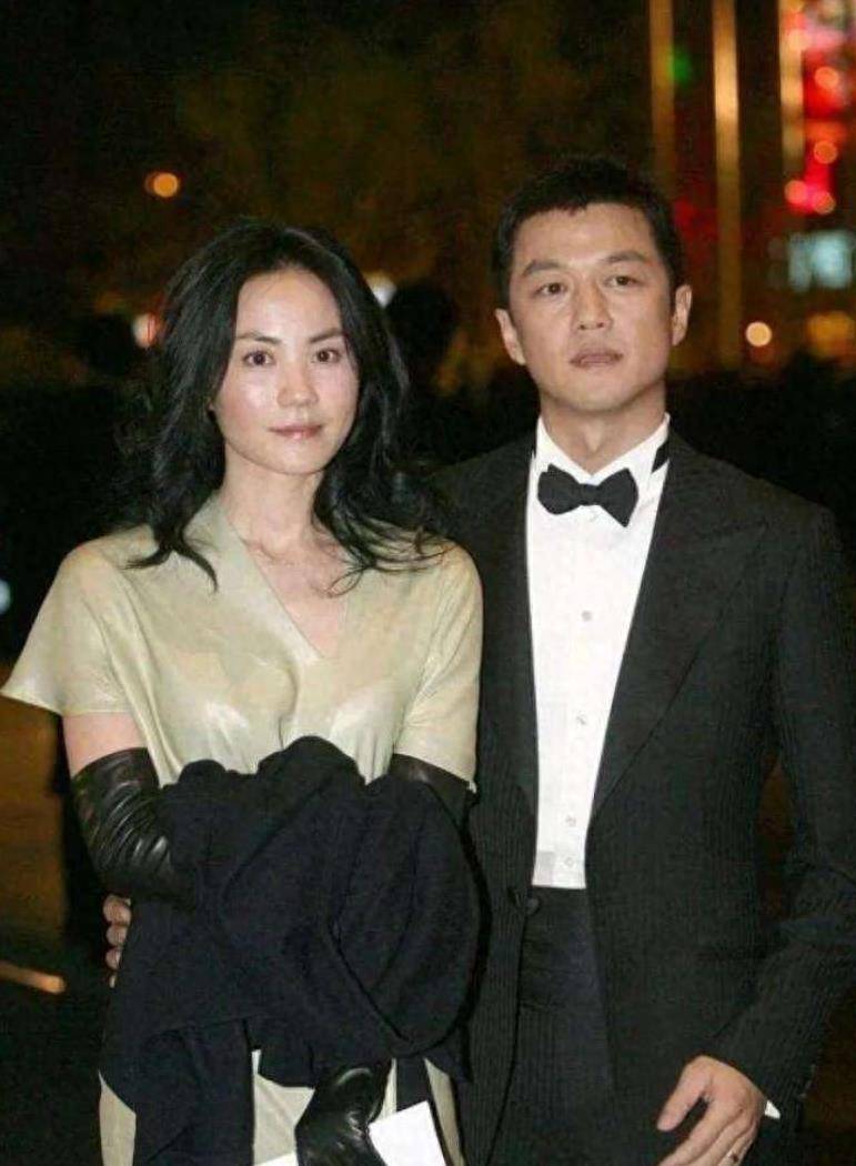 54岁王菲挺大肚赴京为男友庆生,谢霆锋回应:我没有新孩子_感情_社会