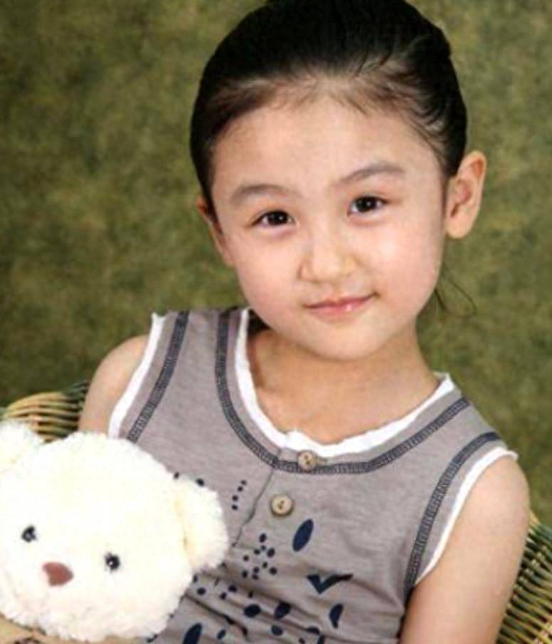 她6岁被成龙抱着上春晚,却因长相被骂退圈出国,如今她长什么样_陆子艺