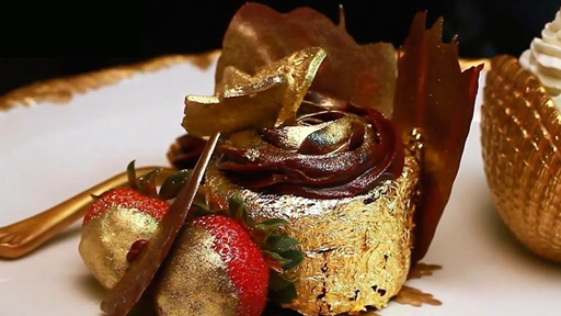 有些欧美国家的金箔巧克力甚至可以卖到17万人民币每份,金箔布丁,金箔
