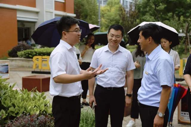 团南京市江宁区委来江苏省海安市城南实验小学调研少先队工作_教育