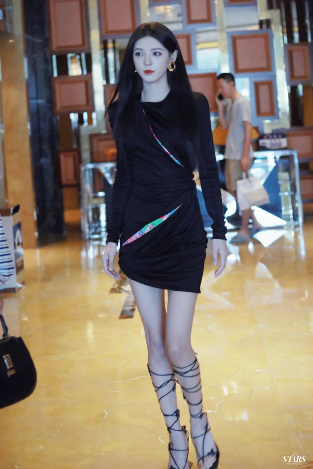 张予曦扫楼造型引热议,完美腰臀比与修长美腿,让人心动不已_身材_专业