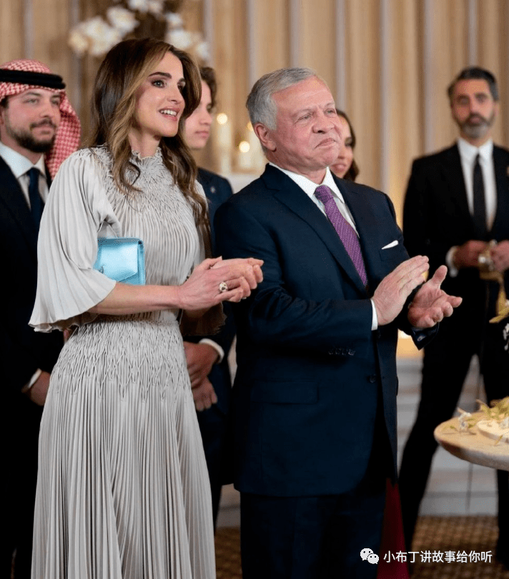 坦率来讲,亲妈很给女儿面子,不敢太能捯饬.