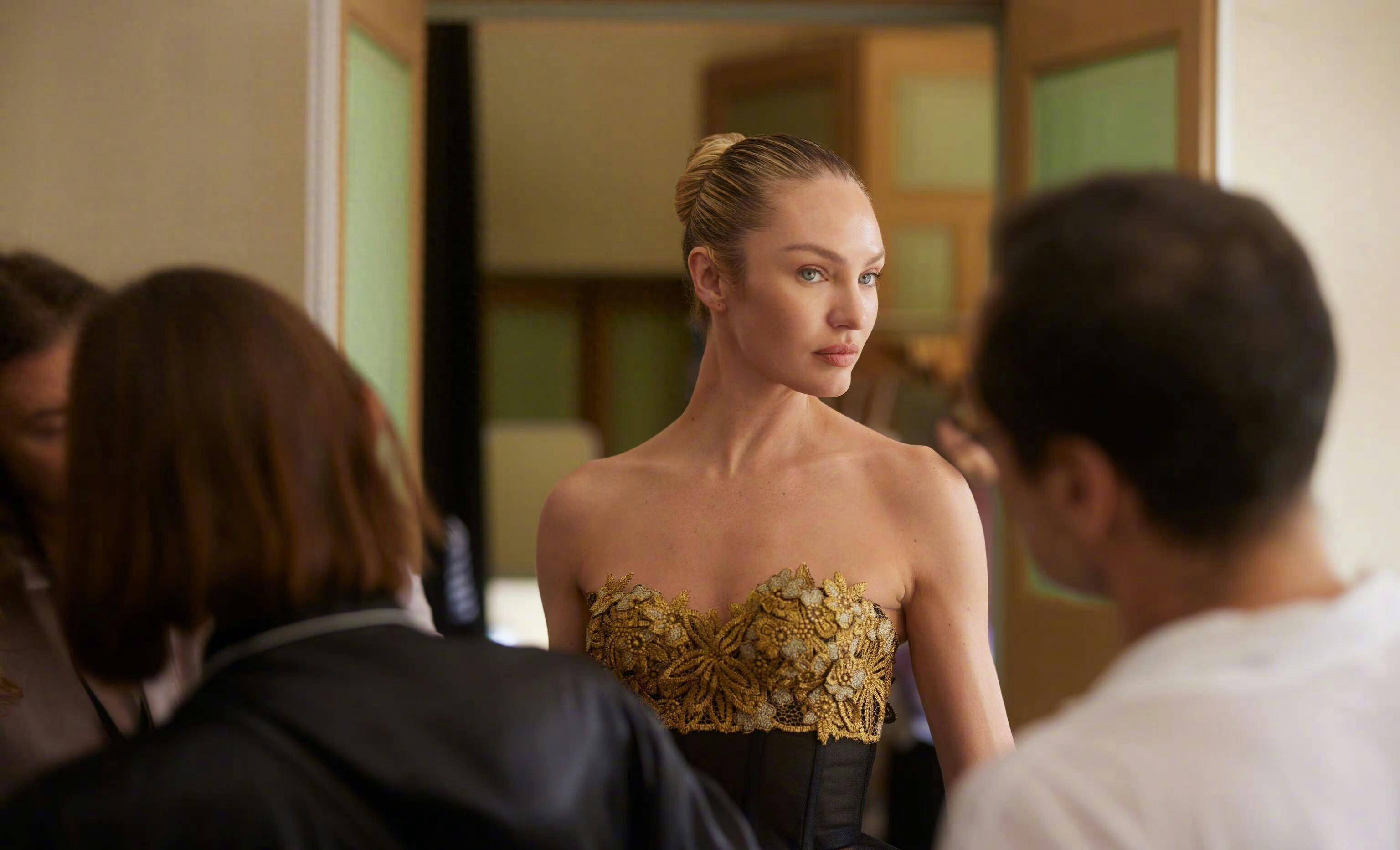 糖糖的维多利亚秘密红毯造型,刺绣抹胸裙 高拖尾,酷感十足_candice