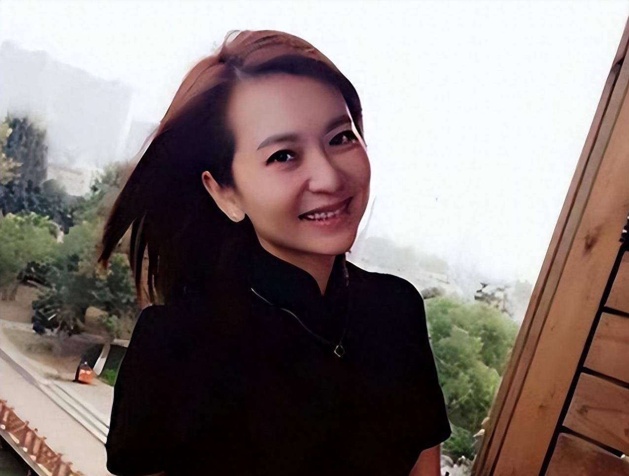 歌手甘萍:嫁前国足老公黎兵,婚后18年恩爱如初,如今过得怎样了_足球