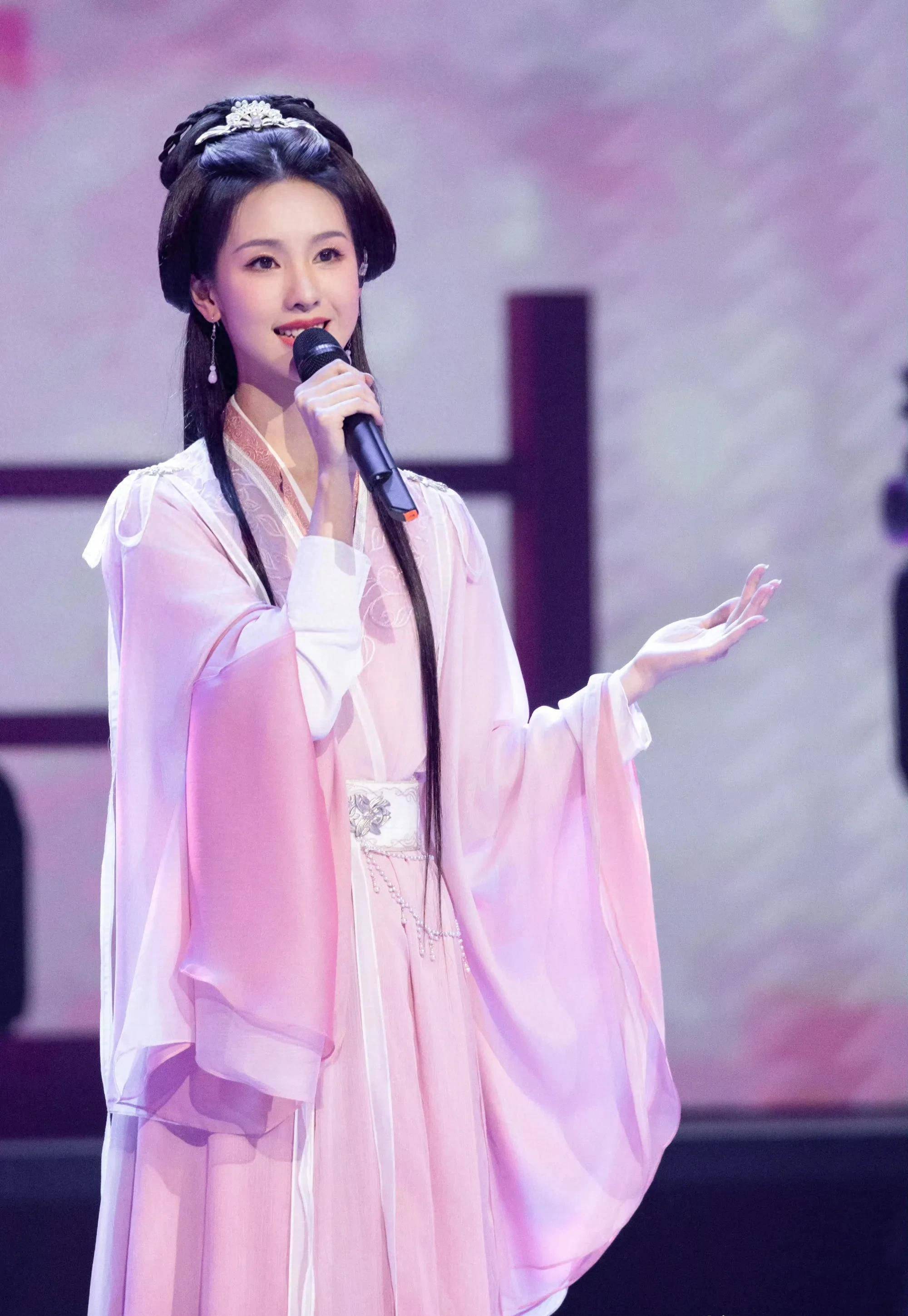 陈都灵莲花楼演唱会上百分百还原了剧中乔婉娩的妆造,好美~_古装_观众