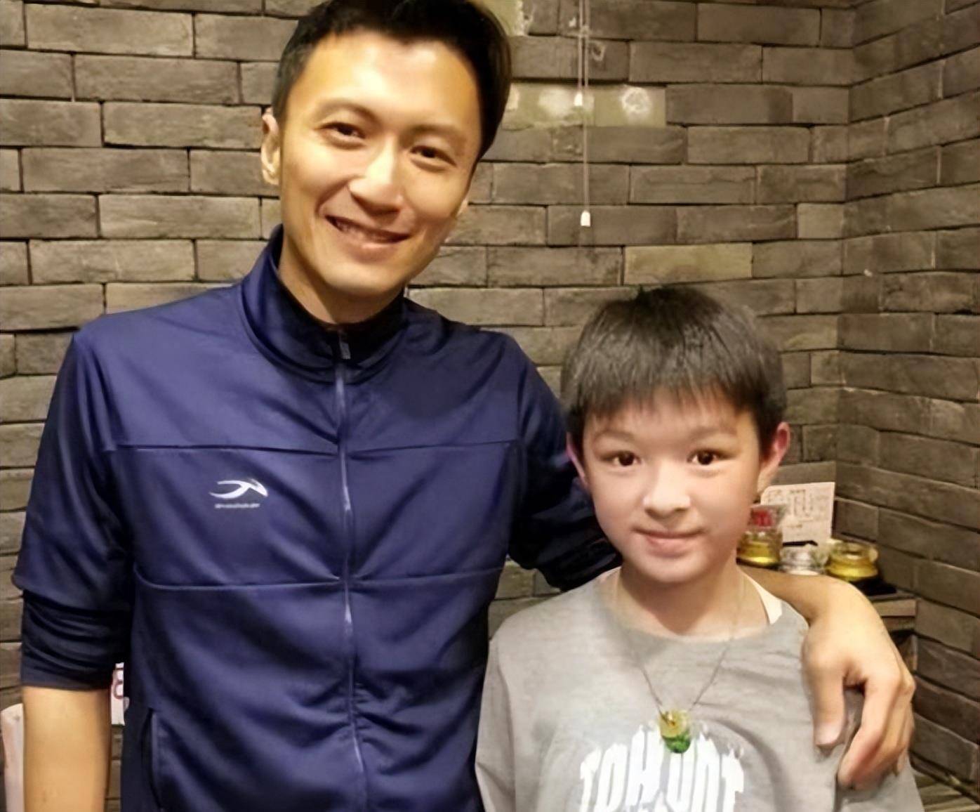 谢霆锋大儿子越长越像"摄影师"?