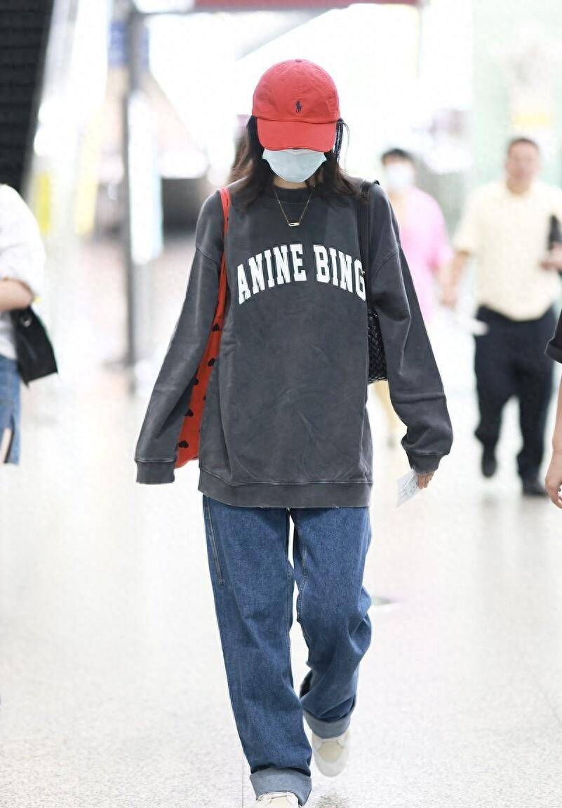 周雨彤机场场景:灰色衬衫搭配牛仔裤,休闲时尚还不够!_经典_帆布鞋