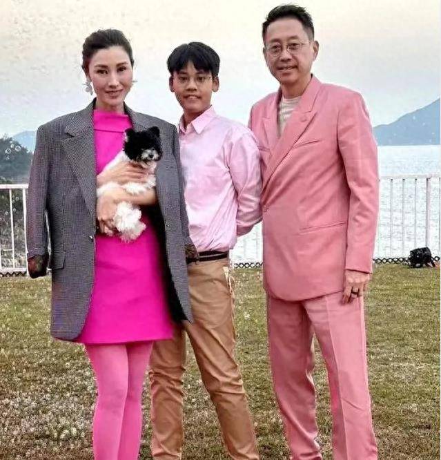 "李嘉欣大楼"竣工,53岁李嘉欣亲临现场,妆容精致难掩老态_许晋亨_丈夫