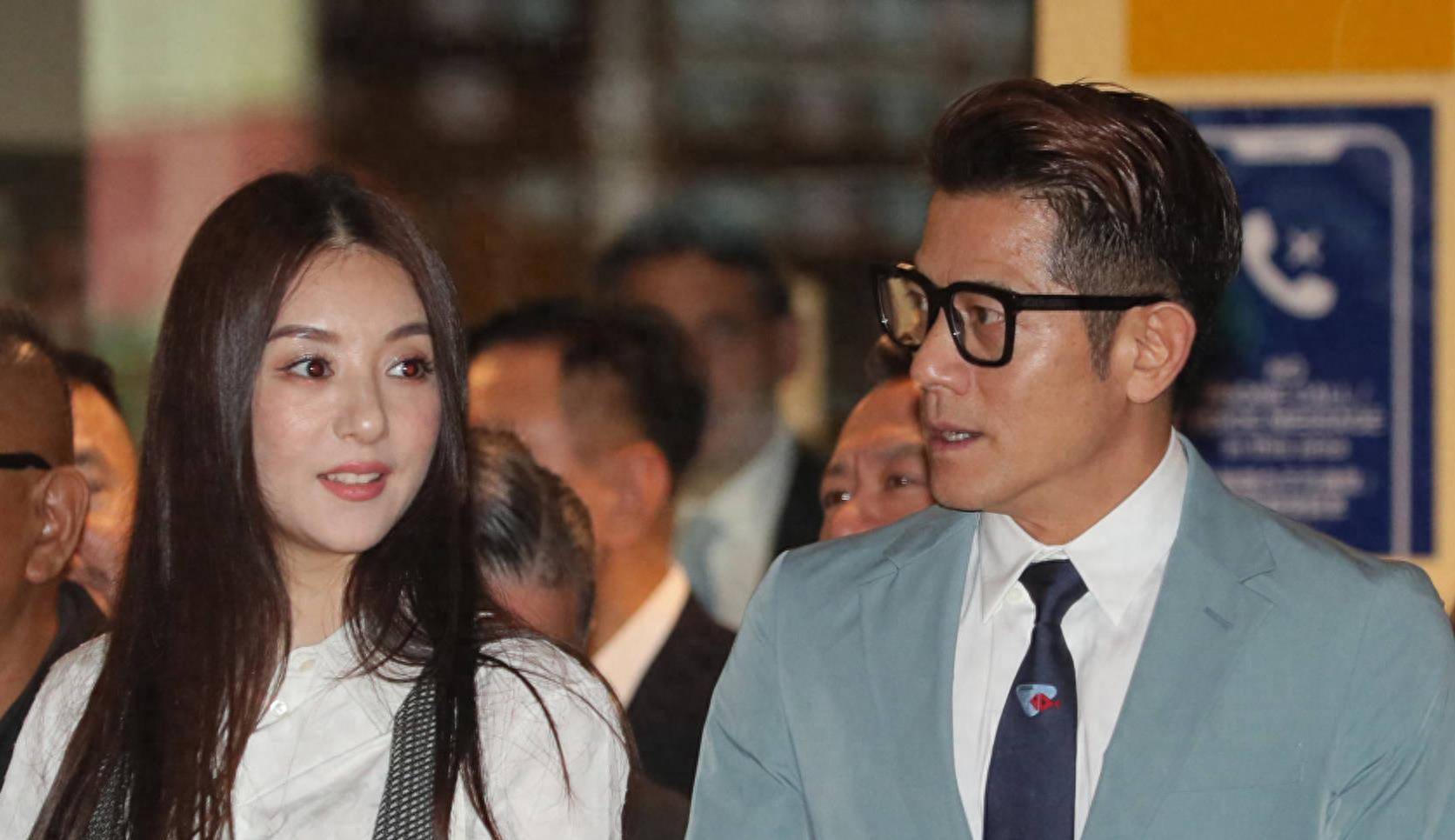 58岁郭富城与小21岁娇妻激动相拥!