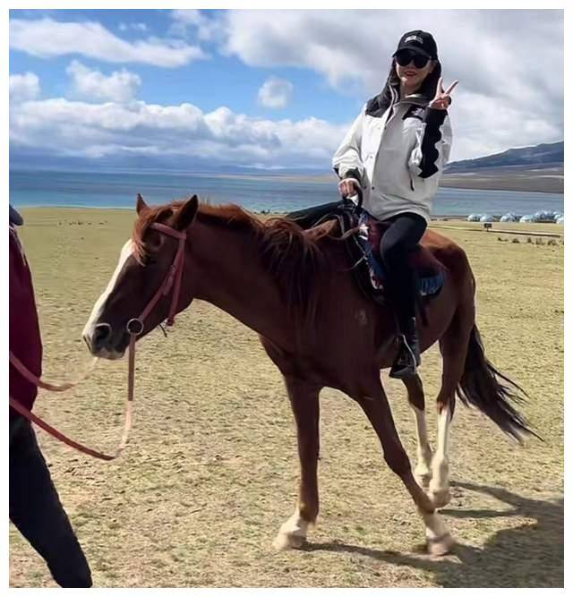 胡明轩母亲回新疆旅游!